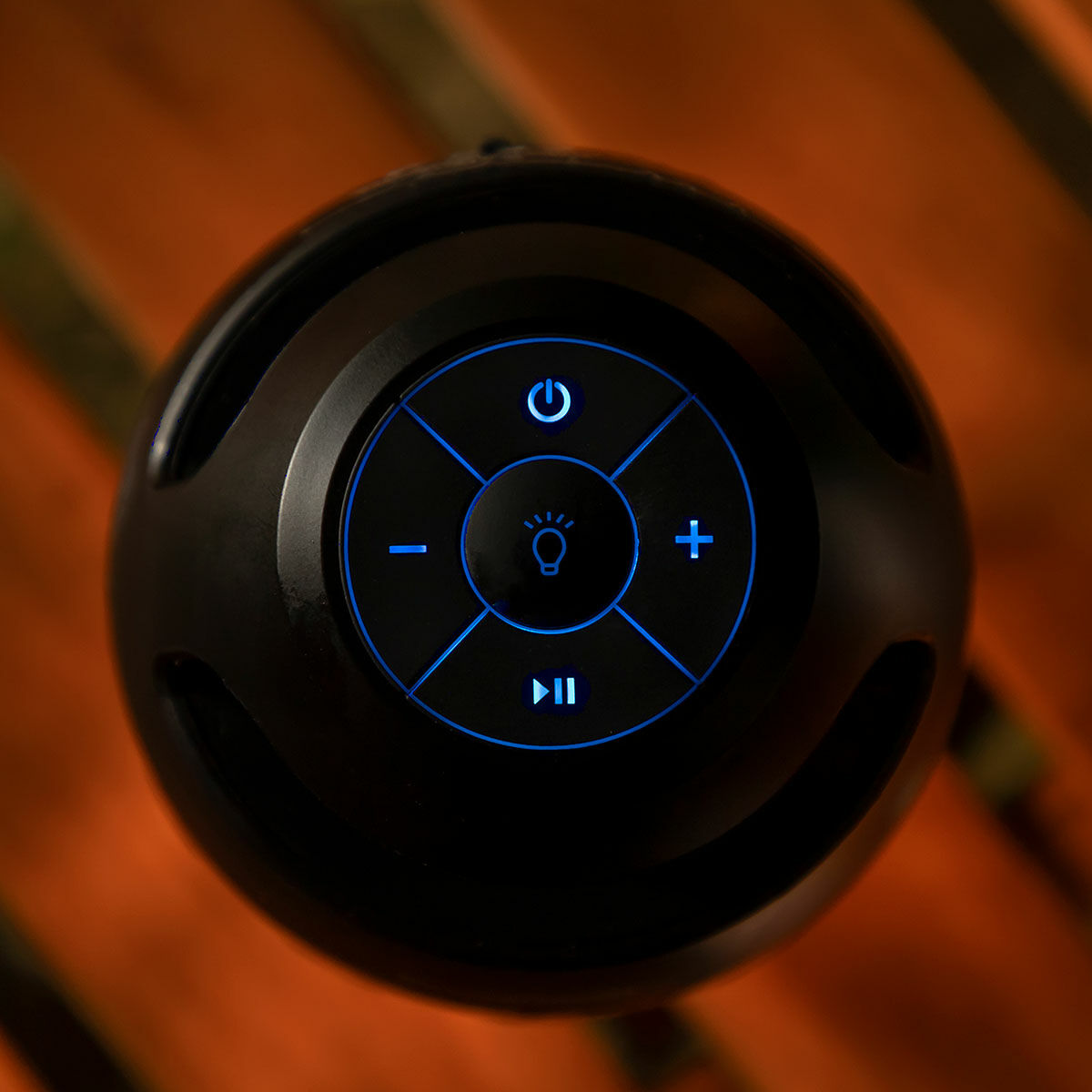 Altavoz inalámbrico con LED con efecto de llama